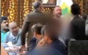 برهنه شدن مرد معترض در صحن شورای شهر گرگان + ویدیو