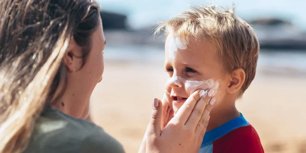 ضد آفتاب بزرگسالان و کودکان چه تفاوت‌هایی دارند و چطور بهترین گزینه را انتخاب کنیم؟